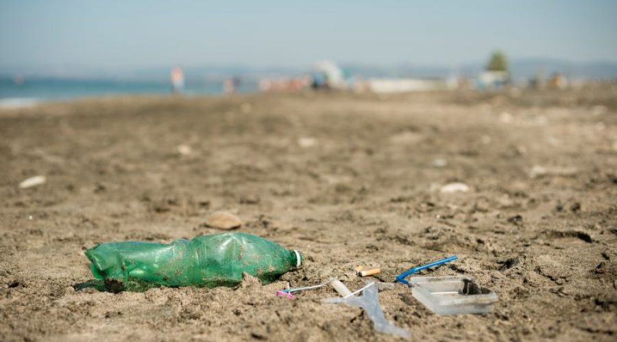 In spiaggia calpestiamo sabbia o plastica?